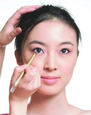 粉红芭比妆画法